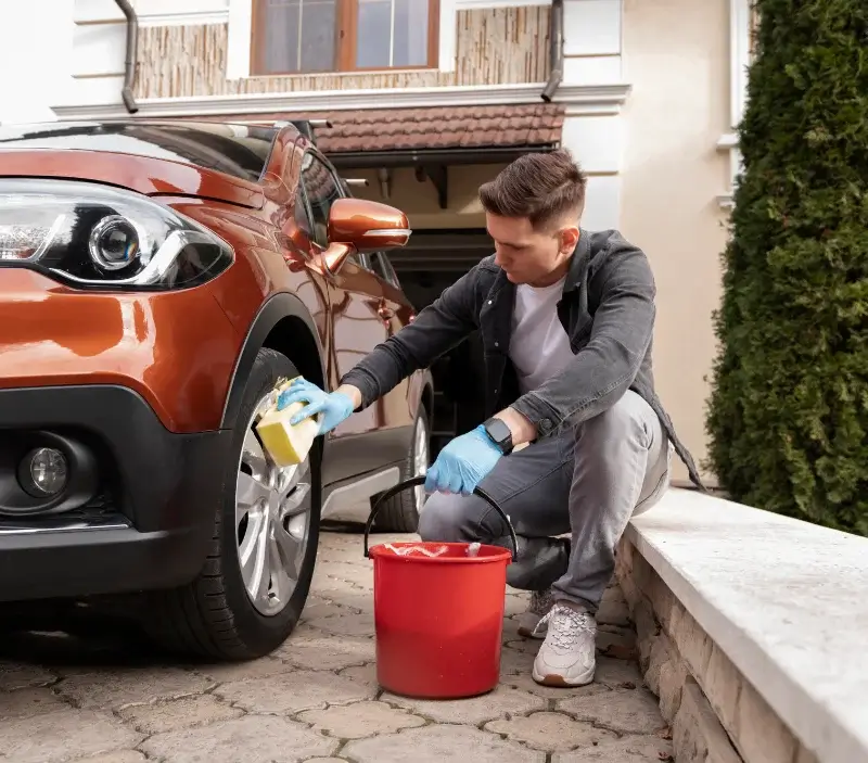 Lavage auto à domicile Saint-Privat-la-Montagne : professionnel intervenant sur un véhicule
